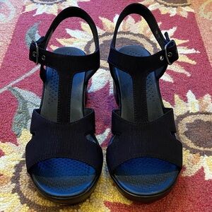 BZees lightweight black sandals